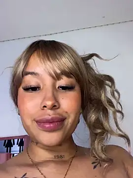 Snapshot of MarieLeon chatting on 03.22.25 MarieLeon online show from 03.22.25