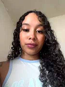 Snapshot of MarieLeon chatting on 10.04.25 MarieLeon online show from 10.04.25