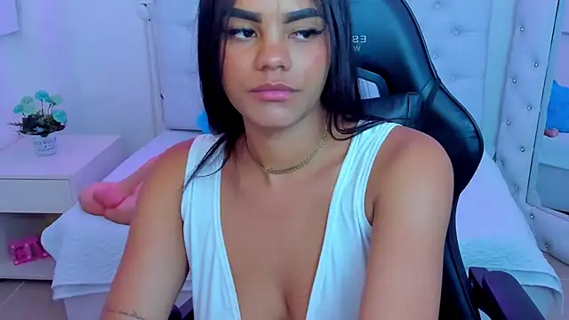 Snapshot of silvana__miller chatting on 02.18.25 silvana miller online show from 02.18.25