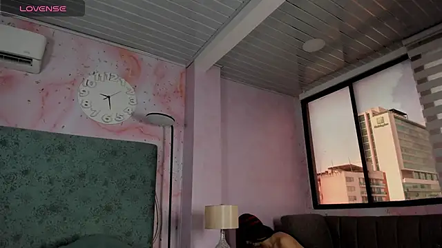 JESSI NAOMI online show from 12.22.25