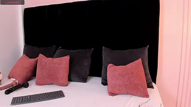 ariel jonees online show from 10.06.25