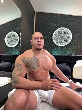 Snapshot of MassimoWalton2 chatting on 09.28.25 MassimoWalton2 online show from 09.28.25