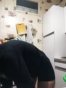 Snapshot of SweetLeila40 chatting on 11.12.25 SweetLeila40 online show from 11.12.25