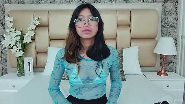 Yommi Winx online show from 12.21.24