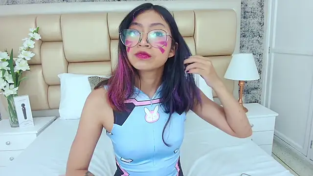 Yommi Winx online show from 12.23.24