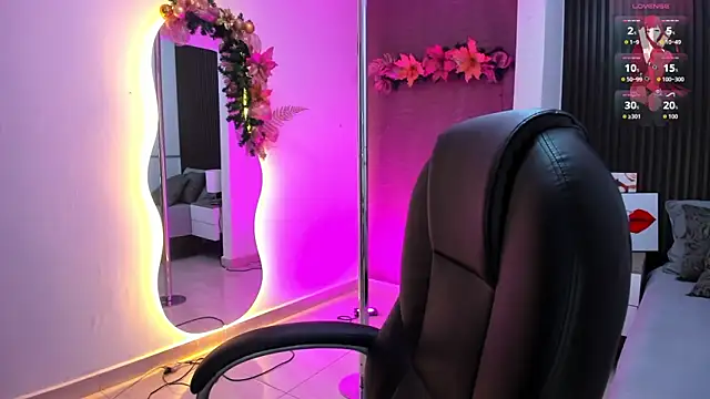 Snapshot of natasha__jackson chatting on 12.18.25 natasha jackson online show from 12.18.25