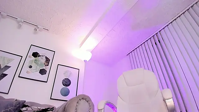 Snapshot of kendaall_jenner_ chatting on 01.24.25 kendaall jenner  online show from 01.24.25
