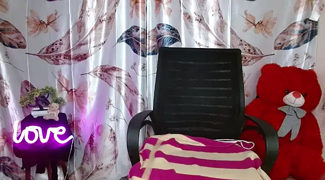 Snapshot of Naughty_Ayesha1 chatting on 01.04.25 Naughty Ayesha1 online show from 01.04.25