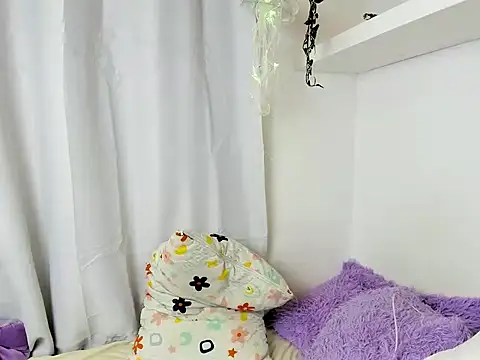 Snapshot of santy-kitty chatting on 12.23.24 santy-kitty online show from 12.23.24