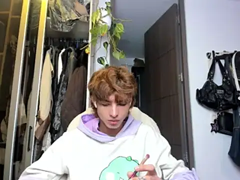 Snapshot of santy-kitty chatting on 02.04.25 santy-kitty online show from 02.04.25