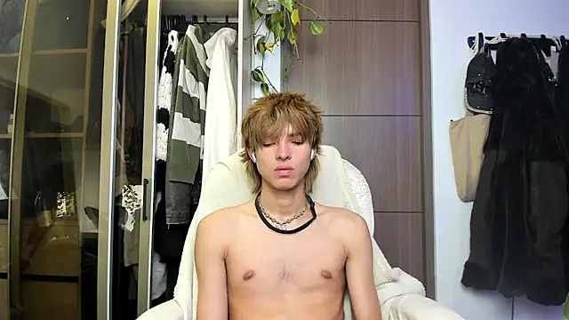 Snapshot of santy-kitty chatting on 02.27.25 santy-kitty online show from 02.27.25