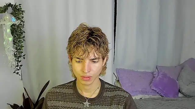 Snapshot of santy-kitty chatting on 09.29.25 santy-kitty online show from 09.29.25