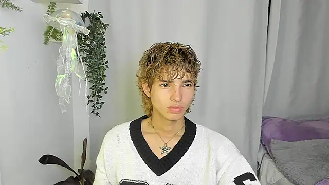 Snapshot of santy-kitty chatting on 10.07.25 santy-kitty online show from 10.07.25