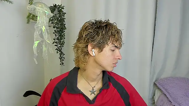 Snapshot of santy-kitty chatting on 10.08.25 santy-kitty online show from 10.08.25