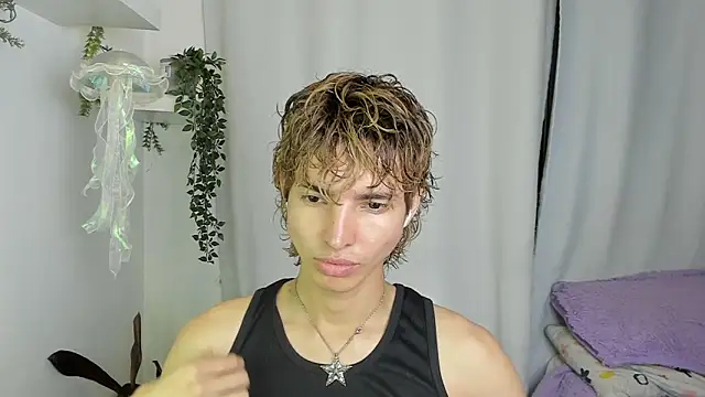 Snapshot of santy-kitty chatting on 10.12.25 santy-kitty online show from 10.12.25