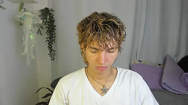 Snapshot of santy-kitty chatting on 10.17.25 santy-kitty online show from 10.17.25