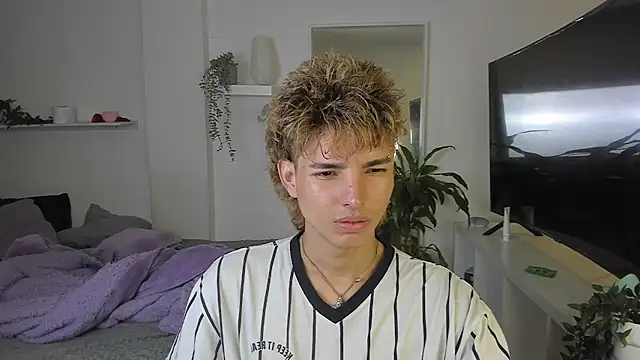 Snapshot of santy-kitty chatting on 10.28.25 santy-kitty online show from 10.28.25