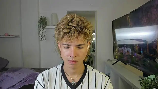 Snapshot of santy-kitty chatting on 11.08.25 santy-kitty online show from 11.08.25