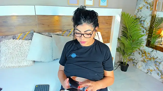 Snapshot of EmaBakker chatting on 02.23.25 EmaBakker online show from 02.23.25