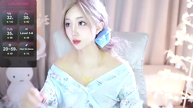 Snapshot of UUKiss_ chatting on 02.07.25 UUKiss online show from 02.07.25