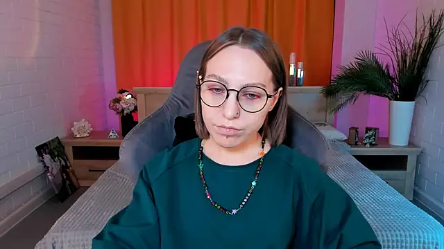 Snapshot of AphexQueen chatting on 02.06.25 AphexQueen online show from 02.06.25