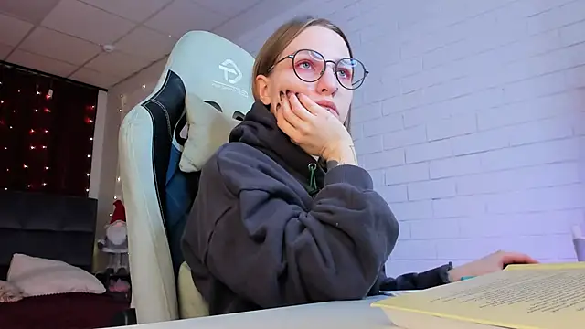 Snapshot of AphexQueen chatting on 02.10.25 AphexQueen online show from 02.10.25