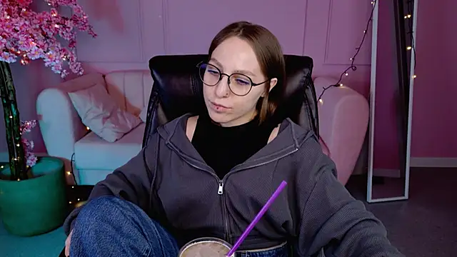 Snapshot of AphexQueen chatting on 02.28.25 AphexQueen online show from 02.28.25