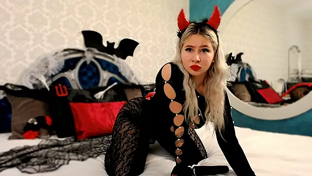 SuzzySweet18 online show from 10.31.25