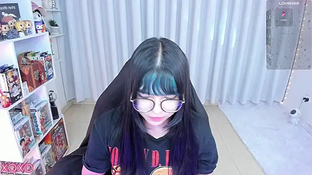 Snapshot of misshoneyxxx chatting on 05.17.26 misshoneyxxx online show from 05.17.26