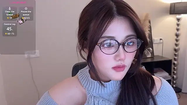 Strawberrybabyy1 online show from 11.18.25