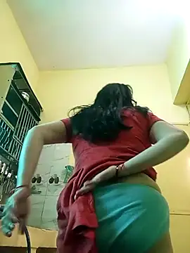 Snapshot of heenage chatting on 12.28.24 heenage online show from 12.28.24