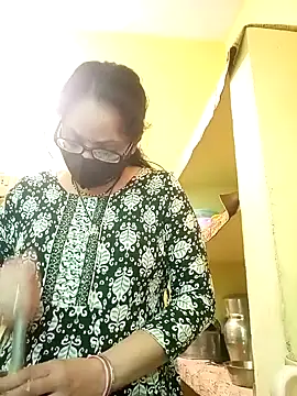 Snapshot of heenage chatting on 02.25.25 heenage online show from 02.25.25