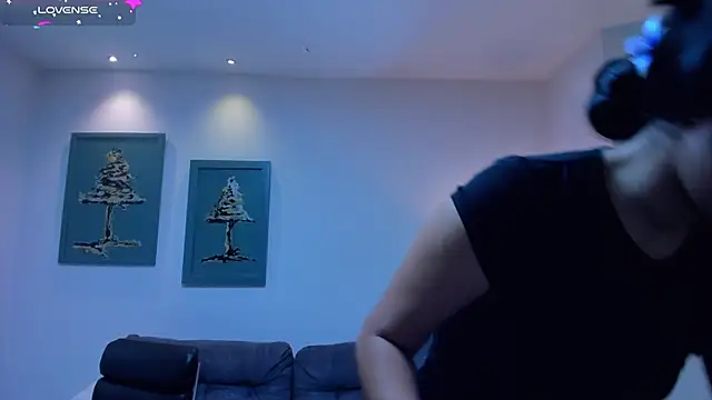 IsabellaHill  online show from 01.07.25