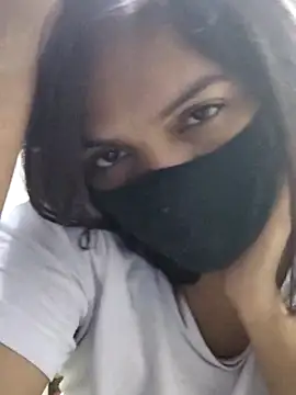 Snapshot of illay_love chatting on 11.17.25 illay love online show from 11.17.25