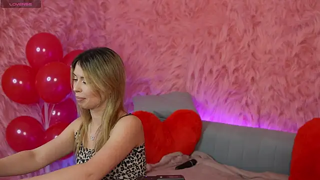 Snapshot of MayaRayy chatting on 02.19.26 MayaRayy online show from 02.19.26