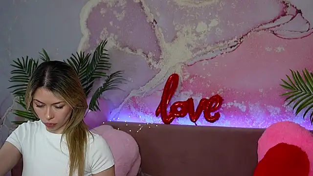 Snapshot of MayaRayy chatting on 02.23.26 MayaRayy online show from 02.23.26