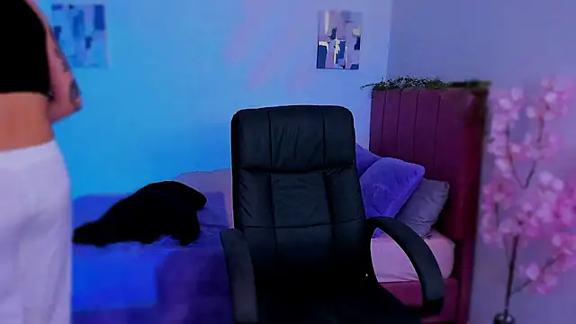 Charlee pink online show from 12.05.25