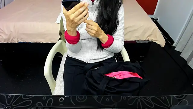 Snapshot of Abrillee1 chatting on 01.04.25 Abrillee1 online show from 01.04.25