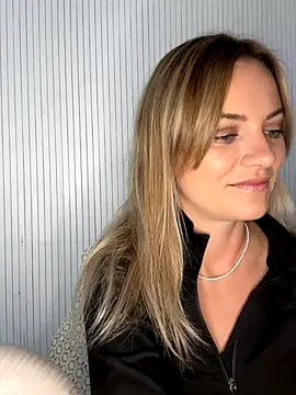 Snapshot of Milla__one chatting on 09.10.25 Milla  one online show from 09.10.25