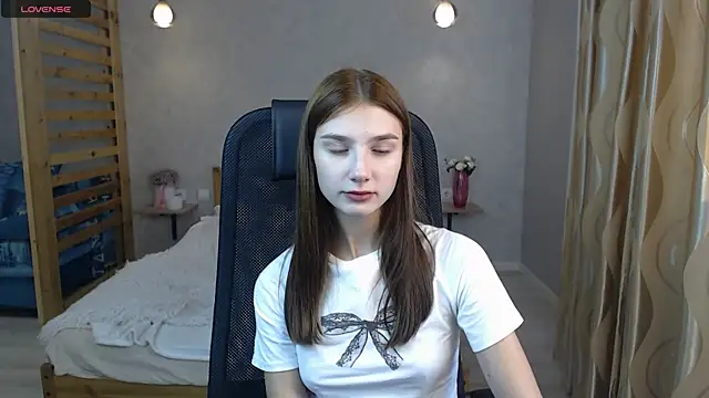 Snapshot of AnaHoney chatting on 09.27.25 AnaHoney online show from 09.27.25