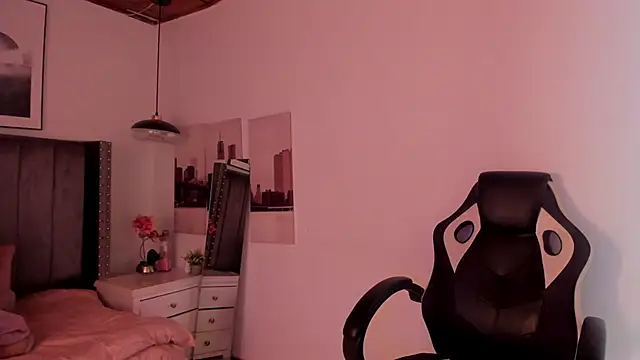 Snapshot of Alaia_Cute chatting on 12.19.24 Alaia Cute online show from 12.19.24