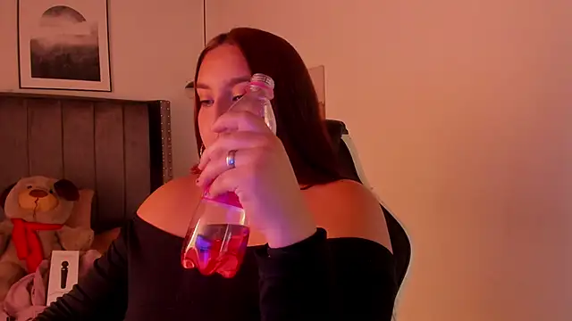 Snapshot of Alaia_Cute chatting on 12.19.24 Alaia Cute online show from 12.19.24