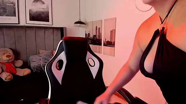 Snapshot of Alaia_Cute chatting on 02.04.25 Alaia Cute online show from 02.04.25