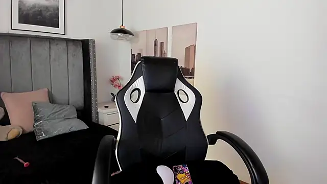 Snapshot of Alaia_Cute chatting on 02.06.25 Alaia Cute online show from 02.06.25