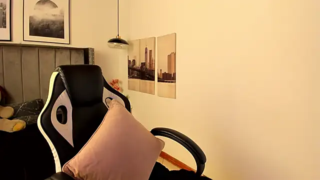 Snapshot of Alaia_Cute chatting on 03.10.25 Alaia Cute online show from 03.10.25