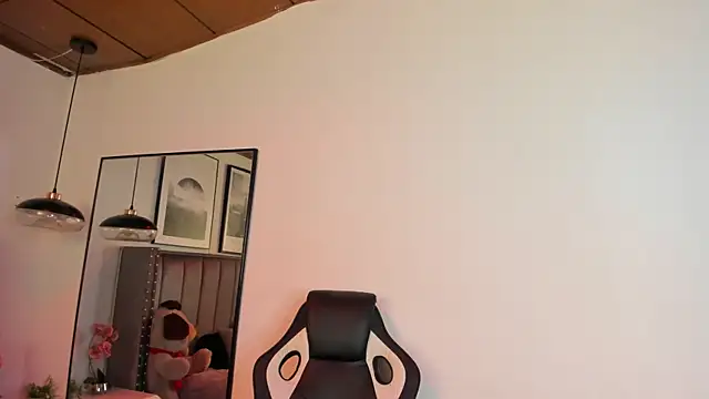 Snapshot of Alaia_Cute chatting on 09.10.25 Alaia Cute online show from 09.10.25