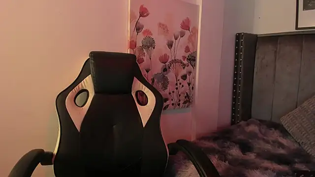 Snapshot of Alaia_Cute chatting on 09.28.25 Alaia Cute online show from 09.28.25