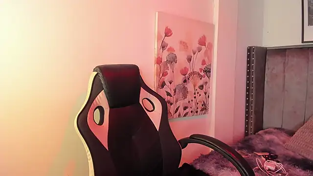 Snapshot of Alaia_Cute chatting on 10.03.25 Alaia Cute online show from 10.03.25