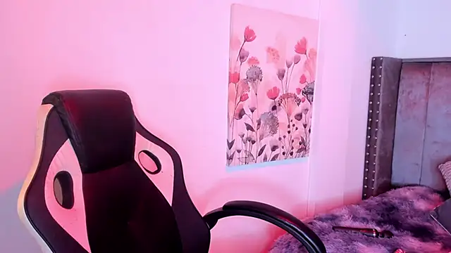 Snapshot of Alaia_Cute chatting on 10.23.25 Alaia Cute online show from 10.23.25