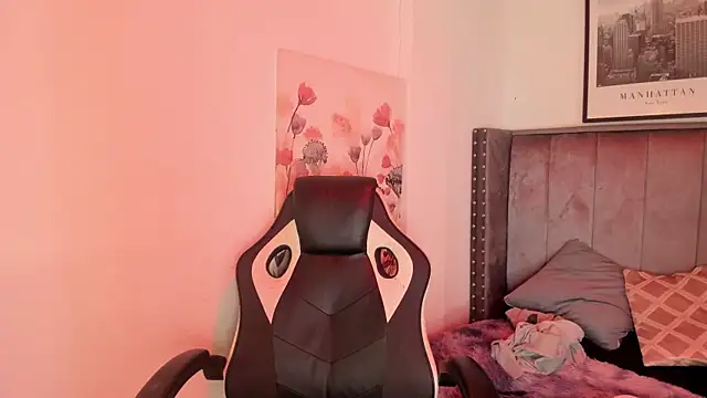 Snapshot of Alaia_Cute chatting on 11.12.25 Alaia Cute online show from 11.12.25